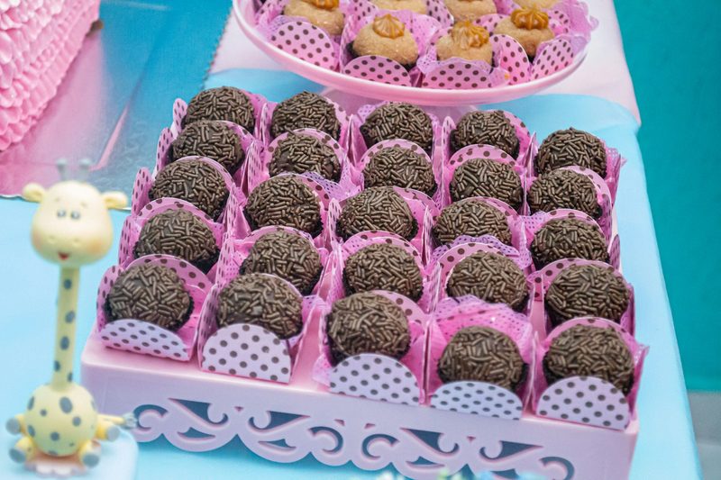 Bandeja de brigadeiros em forminhas rosa